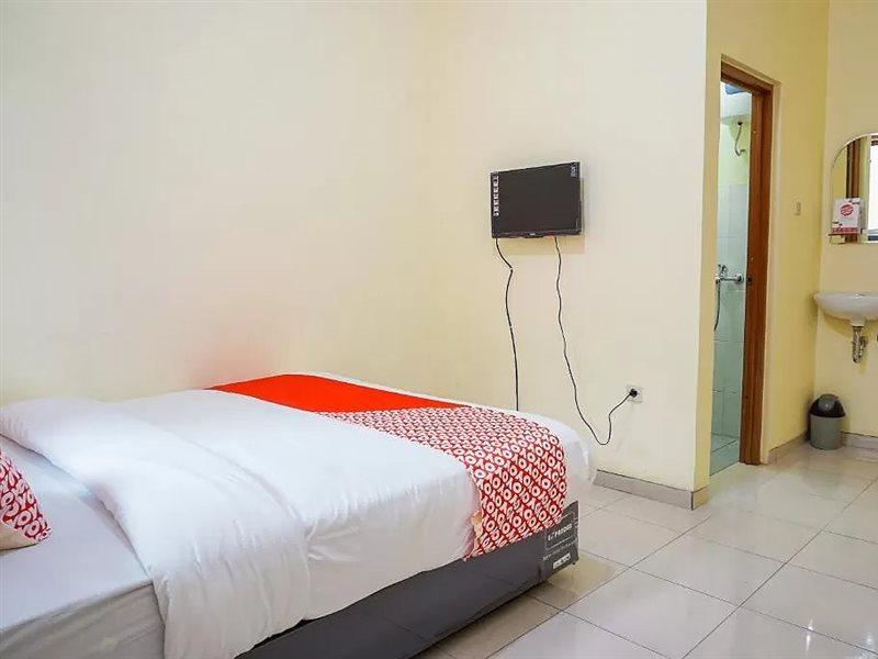 Oyo 2401 Ardini Syariah Hotel 2*