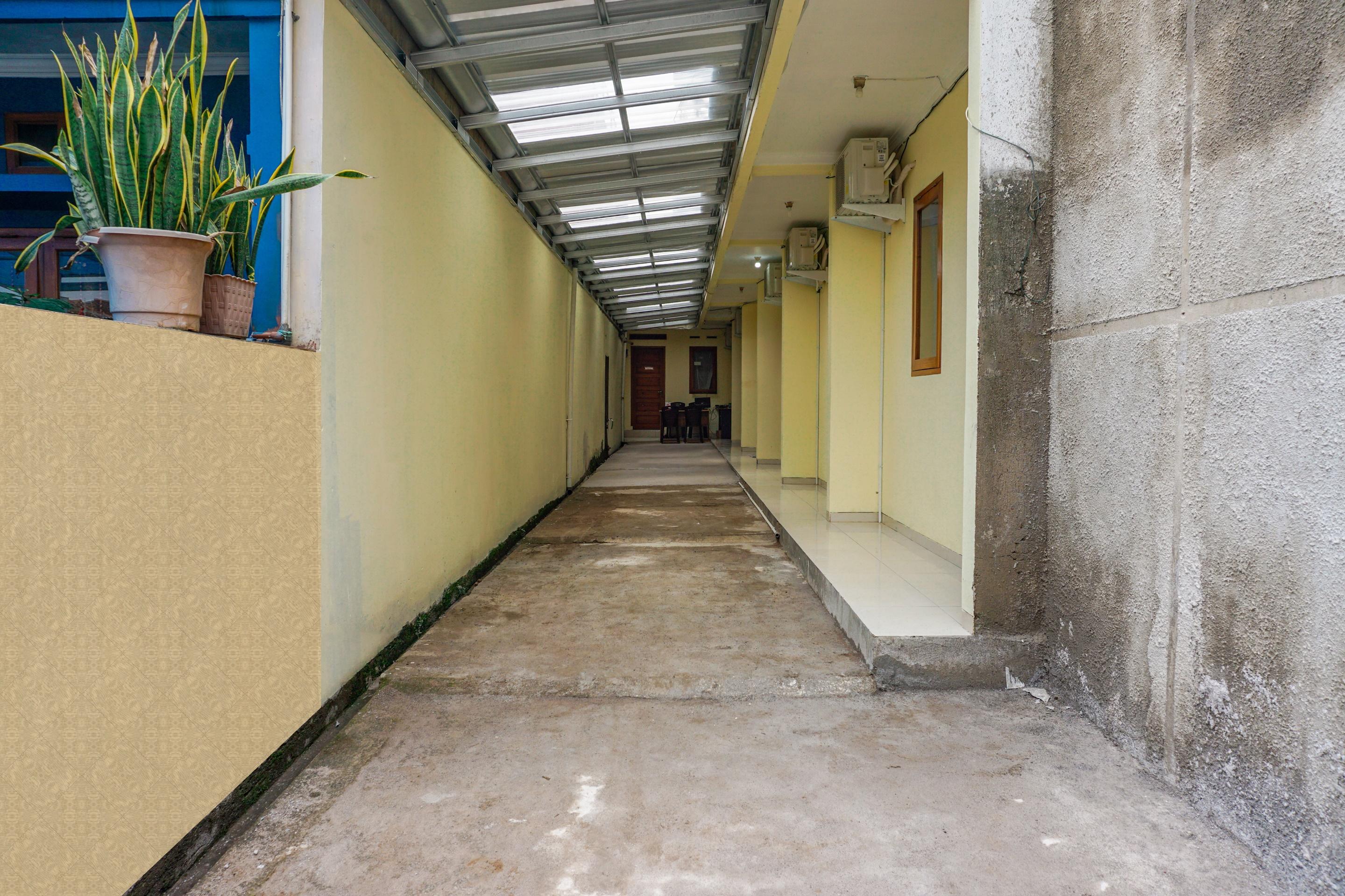 Oyo 2401 Ardini Syariah 2* Bandung